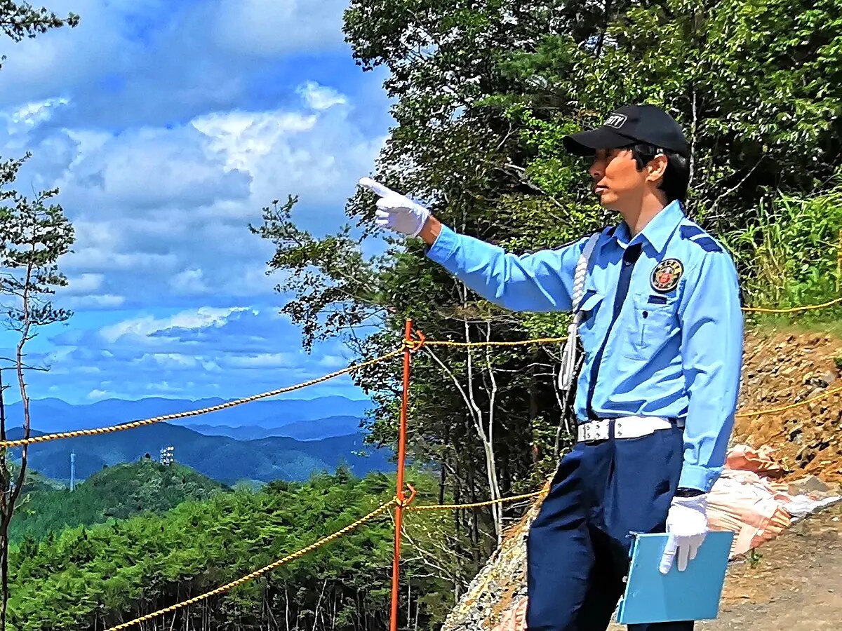 周辺環境を確認する警備員