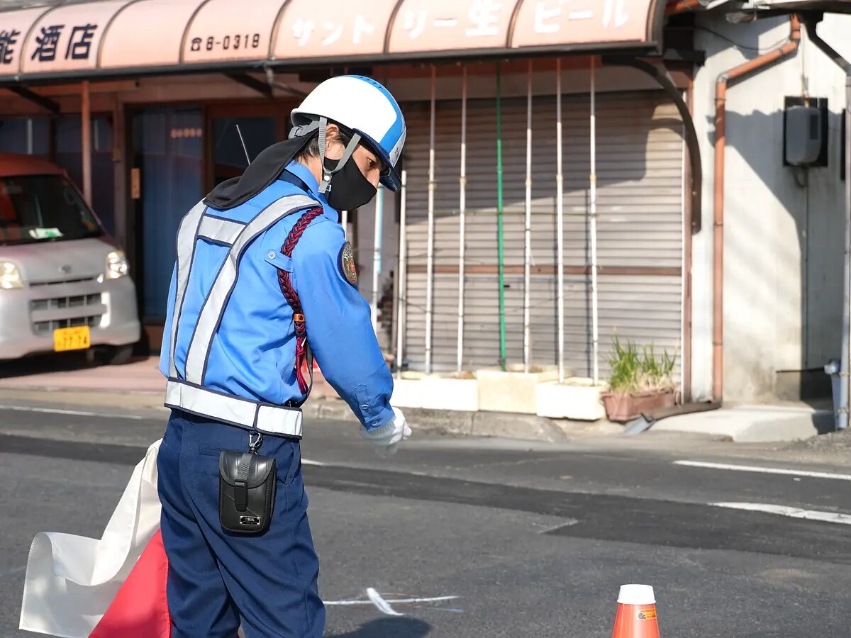 現場で丁寧に誘導するWIN警備保障の警備員